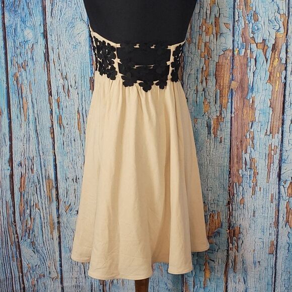 𝅺tibi Linen Applique Flower Strapless Dress - Picture 7 of 10